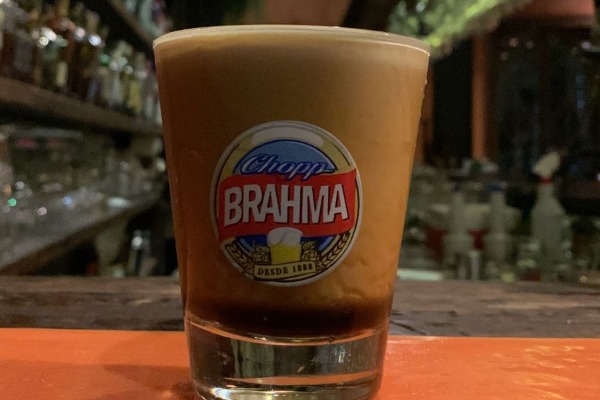 Garotinho Brahma escuro