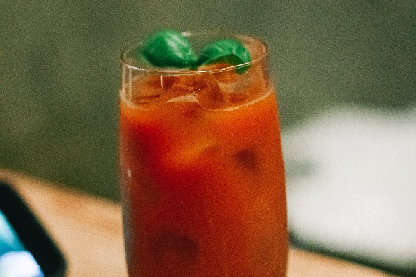 Suco de tomate temperado